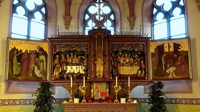 Imposant: Der nachträglich eingebaute neugotische Flügelaltar.  Bild: Peter Meister