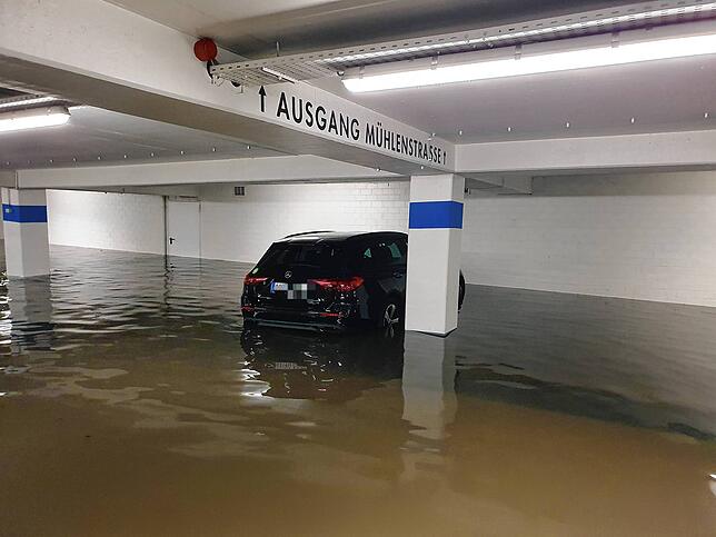 So tief steht ein Auto in der Tiefgarage im Parkhaus Post im Wasser.