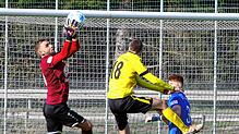 Nach einer Ecke konnte der Markdorfer Torhüter Alexander Koch den Ball vor dem Denkinger Angreifer Marc Reichle (Trikot-Nummer 18) ...