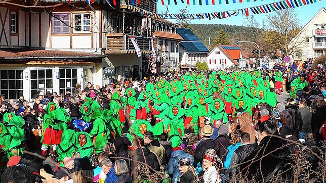 Ein Jubiläumsumzug der Superlative: Da passt zwischen Heerscharen von Villinger Hexen und närrischen Zuschauern wahrlich kein Hexenbesen ...