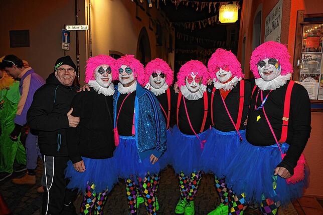 Bild 18: Konstanzer Straßenfasnacht 2025: Am Fasnachtssamstag werden Besenwirtschaften gestürmt