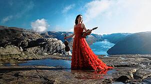 Die norwegische Geigerin Ragnhild Hemsing entlockt dem Klassiker „Peer Gynt Suite“ ganz neue Seiten. Foto: Nicolaj Lund