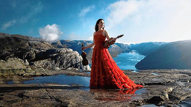 Die norwegische Geigerin Ragnhild Hemsing entlockt dem Klassiker „Peer Gynt Suite“ ganz neue Seiten. Foto: Nicolaj Lund