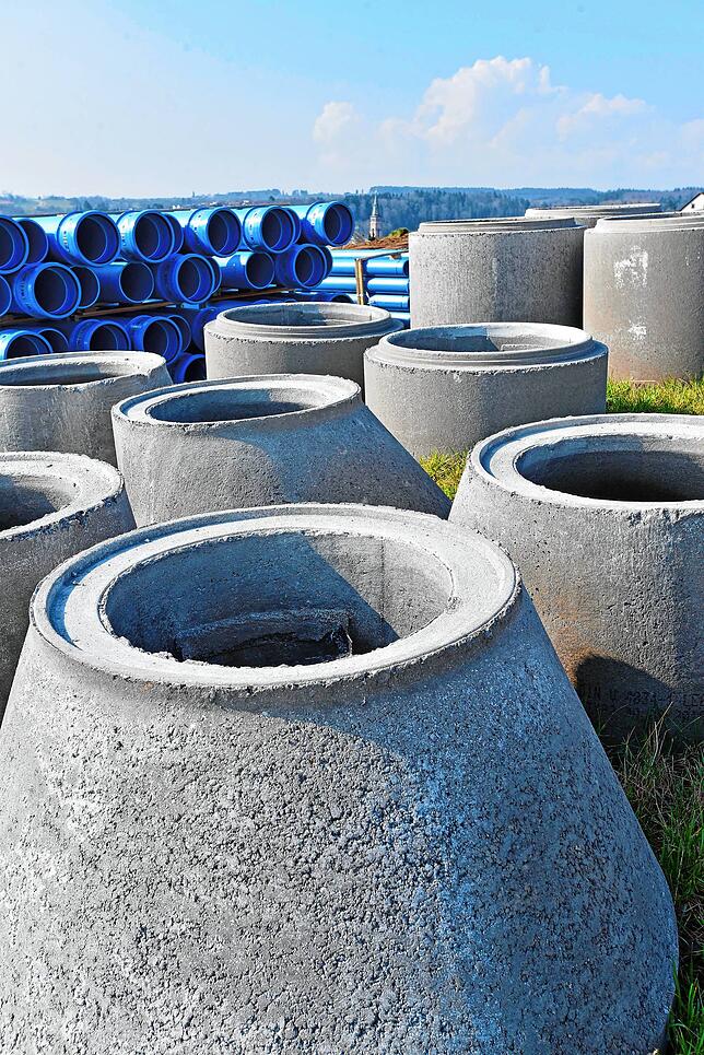 Material für Kanalarbeiten steht auf der Bregenberg-Baustelle bereit.