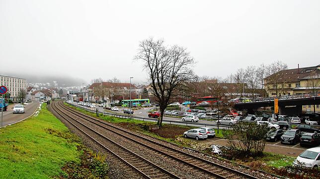 Die Stadt Waldshut-Tiengen hält sich die Möglichkeit offen, einen Bahnhaltepunkt Waldshut-West zwischen Viehmarktplatz und Landratsamt ...