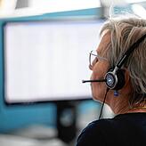 Eine Frau telefoniert in einer Telefonzentrale für den ärztlichen Notfalldienst 116 117 in Hamburg.