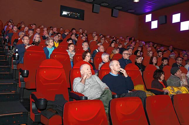 Die Zuschauer sind gespannt auf den neuen Film von Pepe Danquart. Auch sein Zwillingsbruder Didi (vorne links), ebenfalls Regisseur und ...