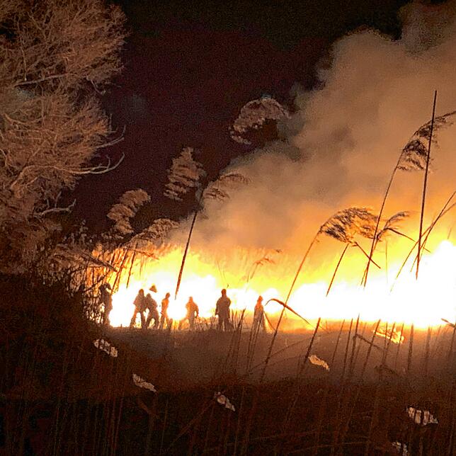 Sieht dramatisch aus: Doch die Reichenauer Feuerwehrleute wissen, was sie zu tun haben.