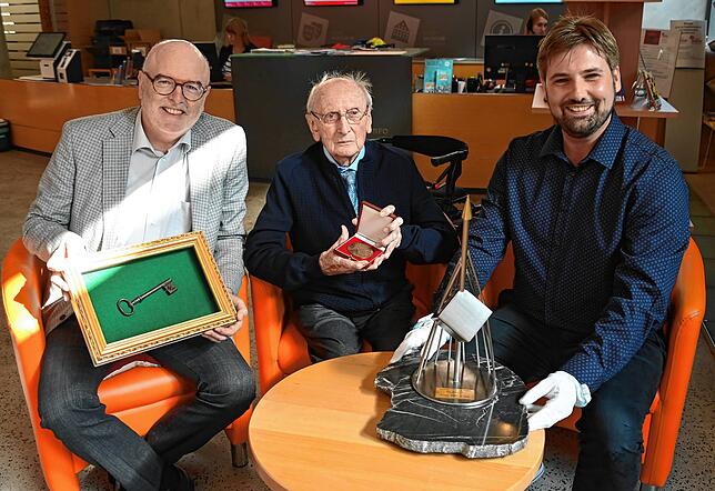 2023: Rainer Stolz hat den Schlüssel zum früheren Krankenhaus-Portal in der Hans, Franz Ziwey zeigt eine Gedenkmünze zur ...
