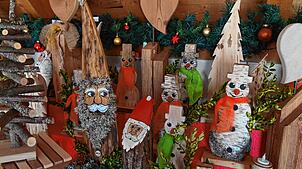 An vielen Ecken bei Fritz Wöhrle weihnachtet es. Die von ihm gefertigten Holzfiguren können unterschiedlicher nicht sein.