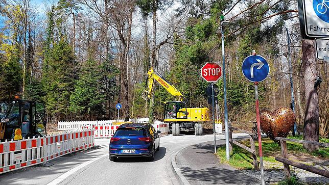 So ist es richtig! Wer von der Straße Zur Torkel kommt und eigentlich in die Stadt möchte, kann derzeit nicht links in die ...