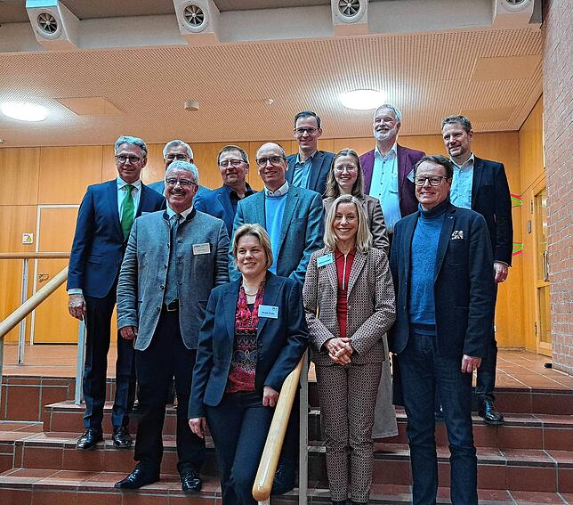 Das Interesse aus Politik und Bildung am Innolab-Projekt ist groß. Zur Vorstellung in die Hugo-Eckener-Schule kamen Markus Böhlen, ...