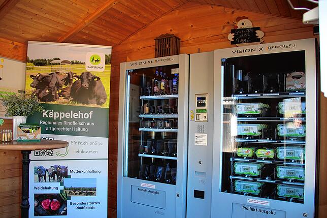 An den beiden Verkaufsautomaten können Besucher rund um die Uhr regionale und hofeigene Produkte kaufen.
