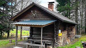 Mit dem neuen Dach sollte die Gunzenriedhofhütte nun wieder gegen die Niederschläge der nächsten Jahrzehnte gerüstet sein. Foto: Ralf Göhrig