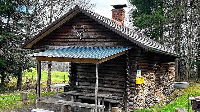 Mit dem neuen Dach sollte die Gunzenriedhofhütte nun wieder gegen die Niederschläge der nächsten Jahrzehnte gerüstet sein. Foto: Ralf Göhrig