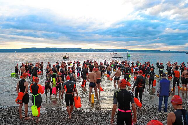 Der Sonne entgegen: Um kurz nach sechs Uhr morgens gehen 180 Schwimmerinnen und Schwimmer am Strandbad Hörnle in Konstanz ins Wasser zum ...