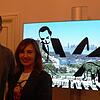Der Künstler Christoph Niemann und Kulturreferentin Susanna Heim neben der Arbeit „Hudson“.