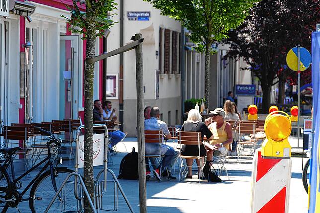 Ein Getränk im Freien genossen am Montag einige Gäste, wie hier in der Rheinfelder Karl-Fürstenberg-Straße.