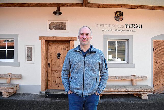Ralf Hindsches vor dem Vereinslokal des Vereins Historisches Berau. Fünf weitere Vereine haben ihr Domizil beim Gemeindehaus. „Ich ...