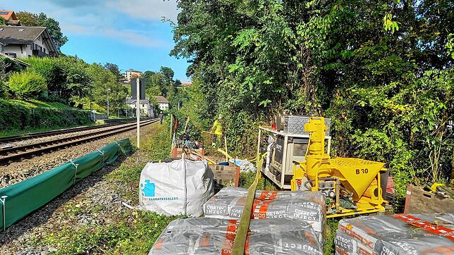Die Baustelle liegt eingezwängt zwischen den Gleisen der Hochrheinbahn und dem Steilufer des Rheins. Die Materialien wurden per ...