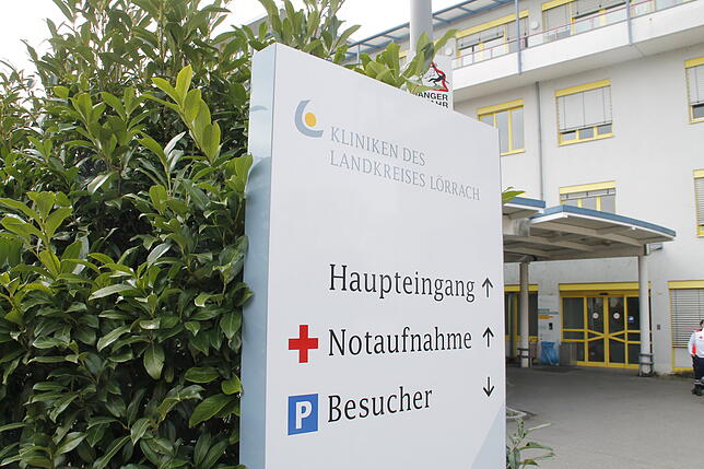 Der Haupteingang des Kreiskrankenhauses in Lörrach im März 2022.