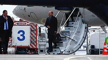 Bundeskanzler Olaf Scholz steigt in Friedrichshafen aus der Regierungsmaschine.