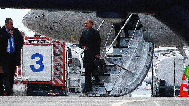 Bundeskanzler Olaf Scholz steigt in Friedrichshafen aus der Regierungsmaschine.