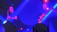 Die Pink Floyd Tribute Band Kings of Floyd begeistert das Publikum im Gloria-Theater. Im Bild Bernd Winterschladen (links) und Mark ...