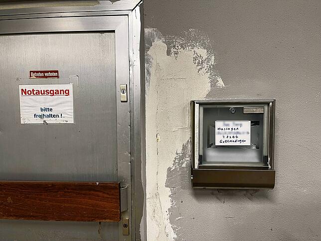 Der Notausgang des durchsuchten Massagesalons in Gottmadingen. Der Name und die Adresse am Briefkasten wurden von der Redaktion aus ...