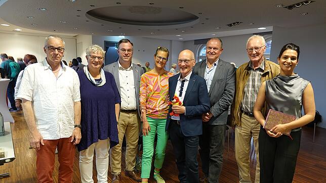 Martin Willi, Ines Zeller, Bürgermeister Ulrich Krieger, Iris und Knut Diers, Stadtammann Herbert Weiss, Hannes Burger und Sandhya ...