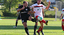 Zweikampf zwischen Patrick Bucher (FC) und Nico Gasser (SG)