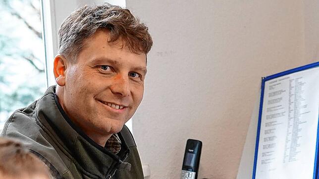 Revierförster Tobias Müller im neuen Forstbüro im Evangelischen Gemeindehaus Tengen.