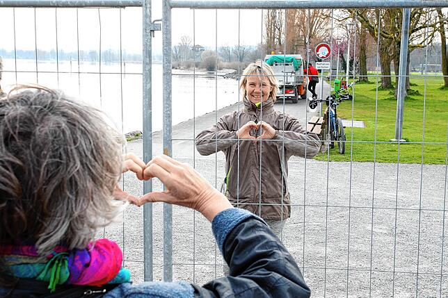 Trotz wieder errichtetem Grenzzaun war es zahlreichen Deutschen und Schweizern ein Herzensanliegen, die grenzüberschreitenden ...