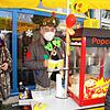 Weil es derzeit keinen Dämmerflohmarkt gibt, hat Ehrenzunftmeister Rolf Weißenrieder in Stetten seine Popcornmaschine vor der Schule ...