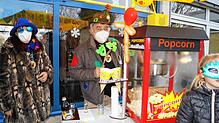 Weil es derzeit keinen Dämmerflohmarkt gibt, hat Ehrenzunftmeister Rolf Weißenrieder in Stetten seine Popcornmaschine vor der Schule ...