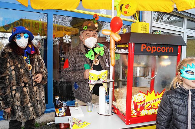 Weil es derzeit keinen Dämmerflohmarkt gibt, hat Ehrenzunftmeister Rolf Weißenrieder in Stetten seine Popcornmaschine vor der Schule ...