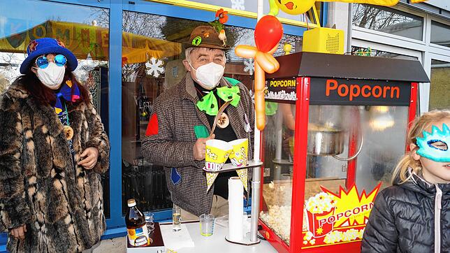 Weil es derzeit keinen Dämmerflohmarkt gibt, hat Ehrenzunftmeister Rolf Weißenrieder in Stetten seine Popcornmaschine vor der Schule ...