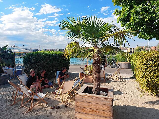Palmen, Sand und Lounge-Chairs machen die Strandbar zu etwas ganz Besonderem.