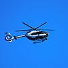 Ein Polizeihubschrauber kreist über Waldshut: Die Polizei sucht einen seit Montag vermissten Mann (83).