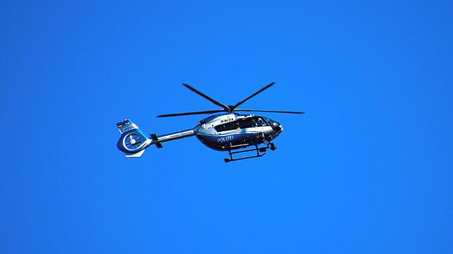 Ein Polizeihubschrauber kreist über Waldshut: Die Polizei sucht einen seit Montag vermissten Mann (83).