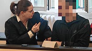 Die vier Angeklagten zwischen 35 und 52 schwiegen vor dem Landgericht Ravensburg zu den Vorwürfen.