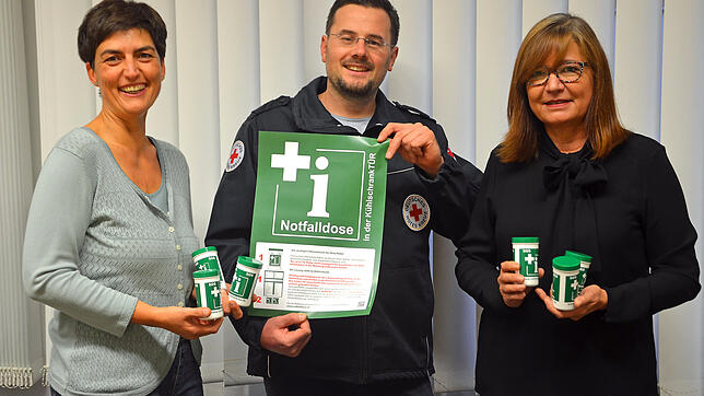 Setzen auf die SOS-Rettungsdose (von links): Ilona Fritz-Schild, Rolf Rombach und Carola Göldel.