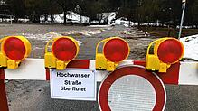 Fast schon ein gewohntes Bild in Langenau: Die Fritz-Reimold-Straße beim Sportplatz ist von der Kleinen Wiese überspült.