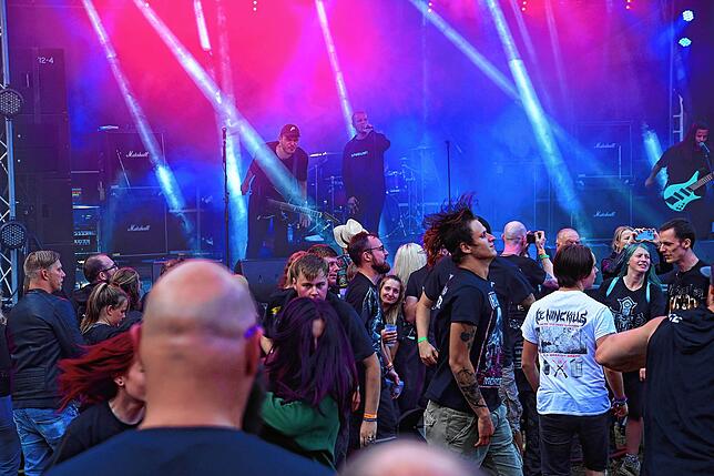 Bild 2: Der Metalacker bebt
