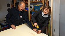 Egon Bäurer baut die Kulissen und Beate Braun macht die Gesamtorganisation. Den Akkuschrauber braucht sie dabei eher selten.