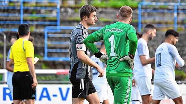 Weiter sieglos: Die Miene von Kapitän Philipp Jedlicka (links, mit Torwart Simon Krause) spricht Bände. Der Aufsteiger unterlag mit 2:6 ...