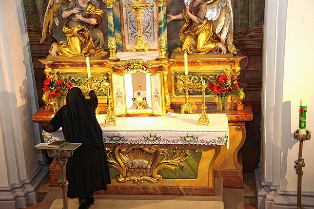Schwester Daniela wechselt in der Klosterkirche die Kerzen am Altar von Zeit zu Zeit aus. Die Ewige Anbetung wird derzeit von etwa 100 ...