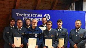THW-Mitglieder werden für zehn, 20 und 25 Jahre Treue und ihren Auslandseinsatz geehrt. Mit ihnen freuen sich der Ortsbeauftragte des ...