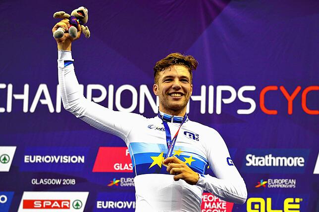 Domenic Weinstein feiert 2018 seine Goldmedaille in der Einerverfolgung bei den Europameisterschaften in Glasgow.