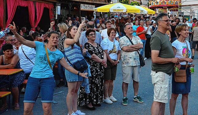 Bild 28: Reges Treiben beim Stadtfest am Samstagabend und Sonntagmorgen